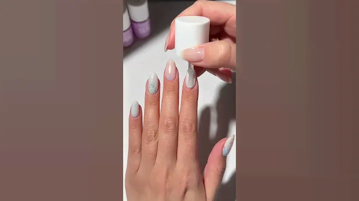 Searching for a light and airy baby blue manicure? Look no further than this stunning combo! 🩵✨