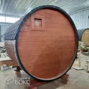 Баня-Бочка 200 х 210 см, топка в парной печь стандарт «Емеля» +ДОПЫ: деревянный навес 500мм с из лунного паза с продлением кровли, дверь входная со стеклом, спинки над полоками, Ель / Кедр
