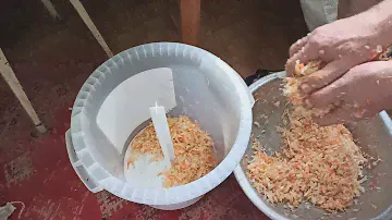Квашение капусты в бочке с гнетом.sauerkraut in a barrel with yoke