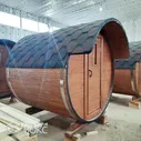 Баня-Бочка 200 х 210 см, топка в парной печь стандарт «Емеля» +ДОПЫ: деревянный навес 500мм с из лунного паза с продлением кровли, дверь входная со стеклом, спинки над полоками, Ель / Кедр